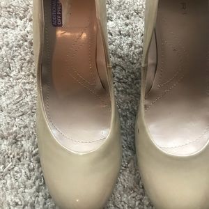 Nude Tahari pumps
